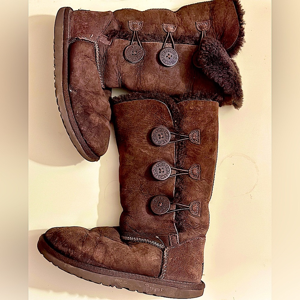 Mid-calf Brown 3 button sz 5 UGG